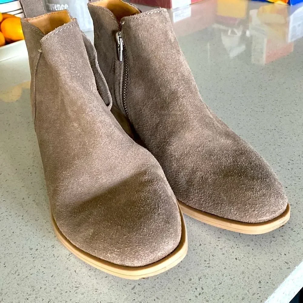 Dolce Vita Suede Booties Silver Zipper Pointed Taupe 9.5 Beige Neutral Earthy